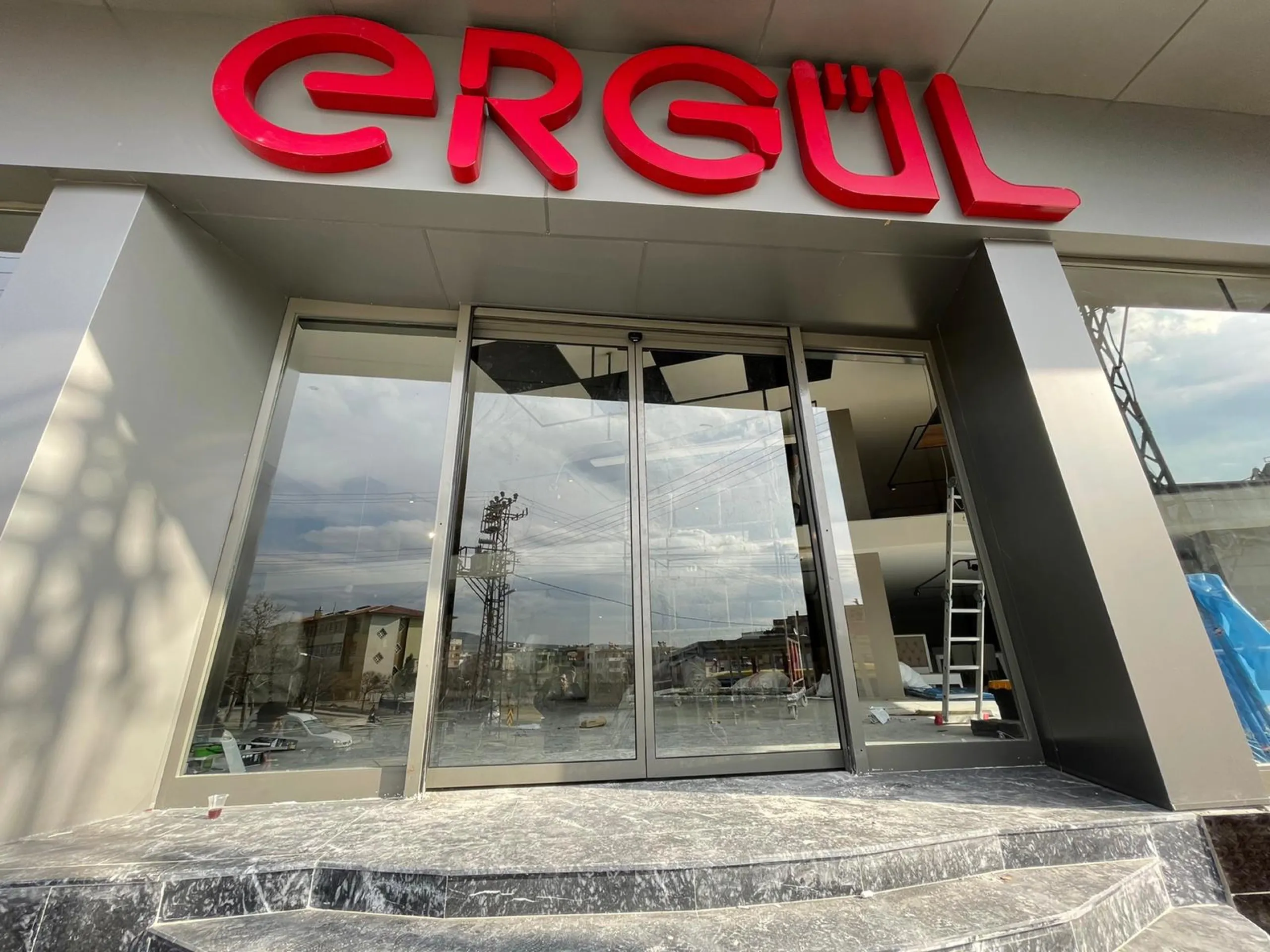 Ergül Mobilya – Fotoselli Kapı Projesi